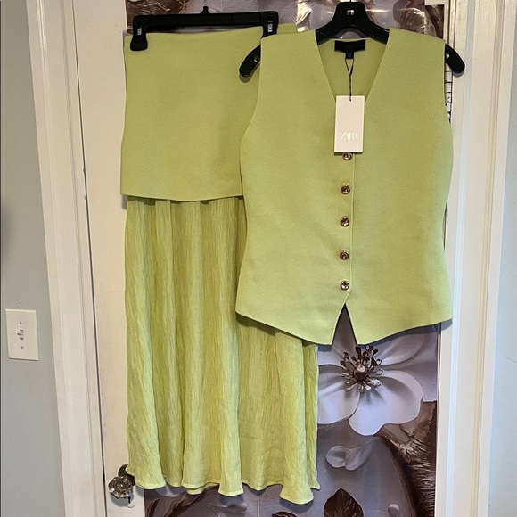 NWT ZARA 2pc 2025 collection vest + skirt S/M
🚨 FINAL PRICE NO OFFER ACCEPT - Picture 4 of 15